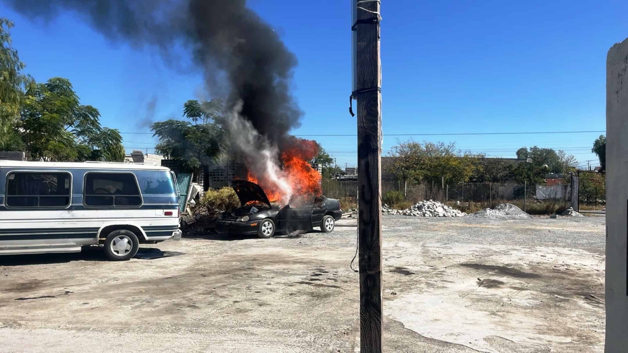 Incendio de vehículo sedán en Ramos Arizpe moviliza a bomberos