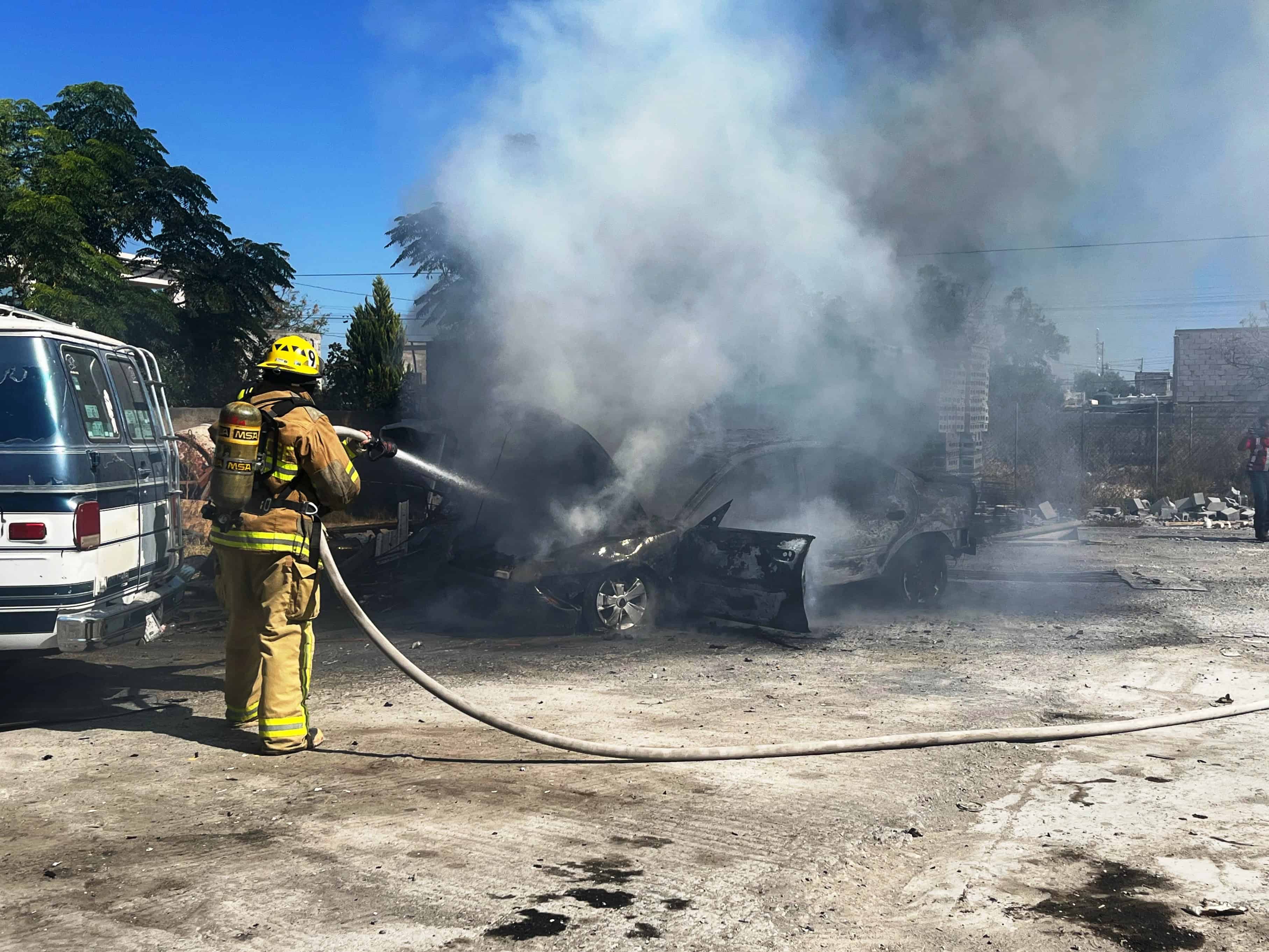 Incendio de vehículo sedán en Ramos Arizpe moviliza a bomberos