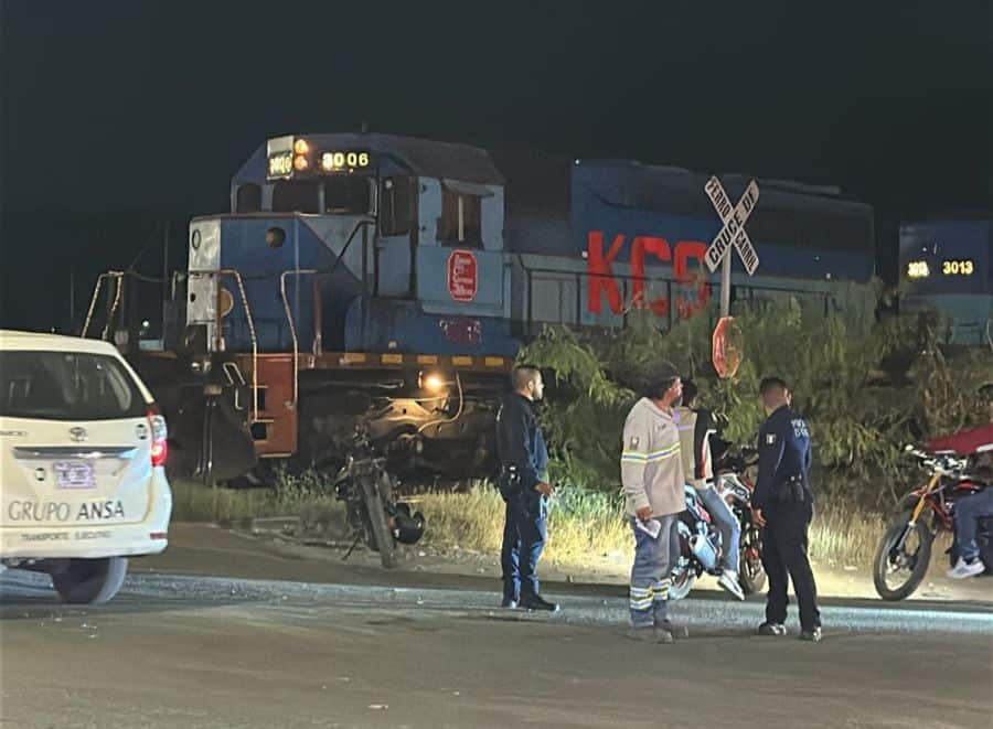 Motociclista impactado por caja de tráiler embestido por tren en Ramos Arizpe