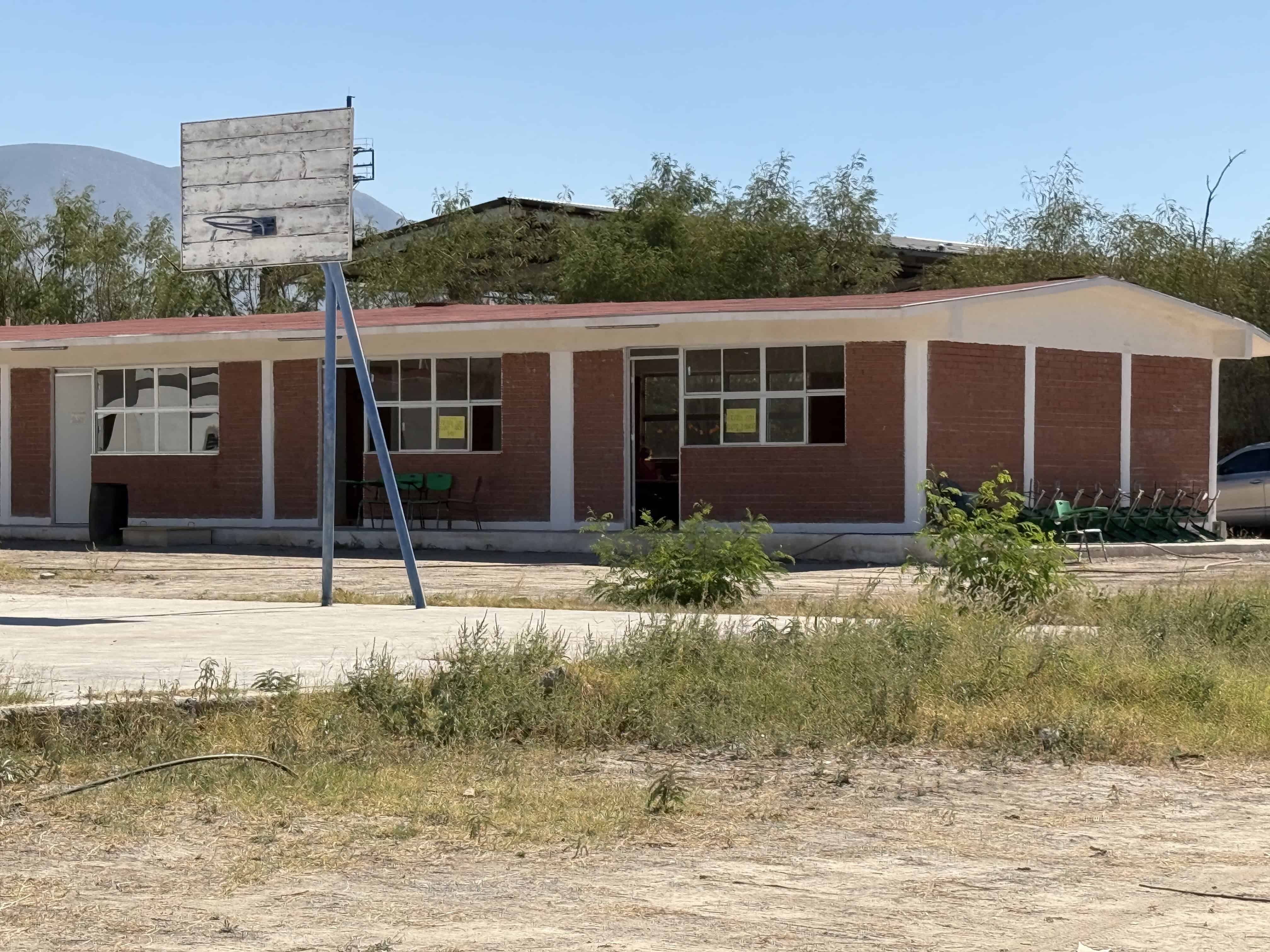 Autoridades realizan fumigación en Escuela Normal por caso de dengue hemorrágico