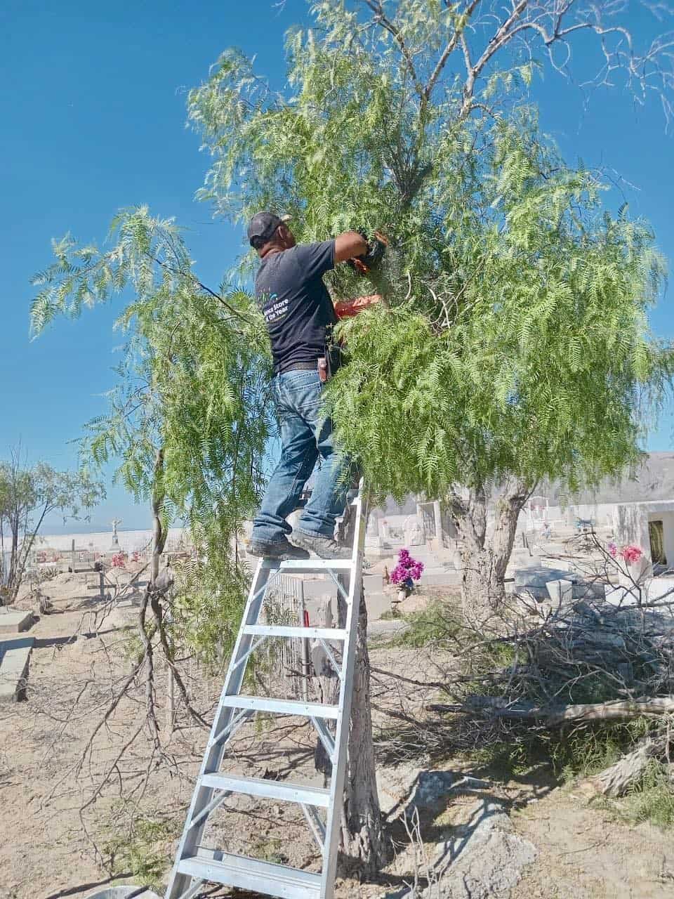 Limpieza y mantenimiento en Panteón Municipal de Cuatro Ciénegas para Día de Muertos