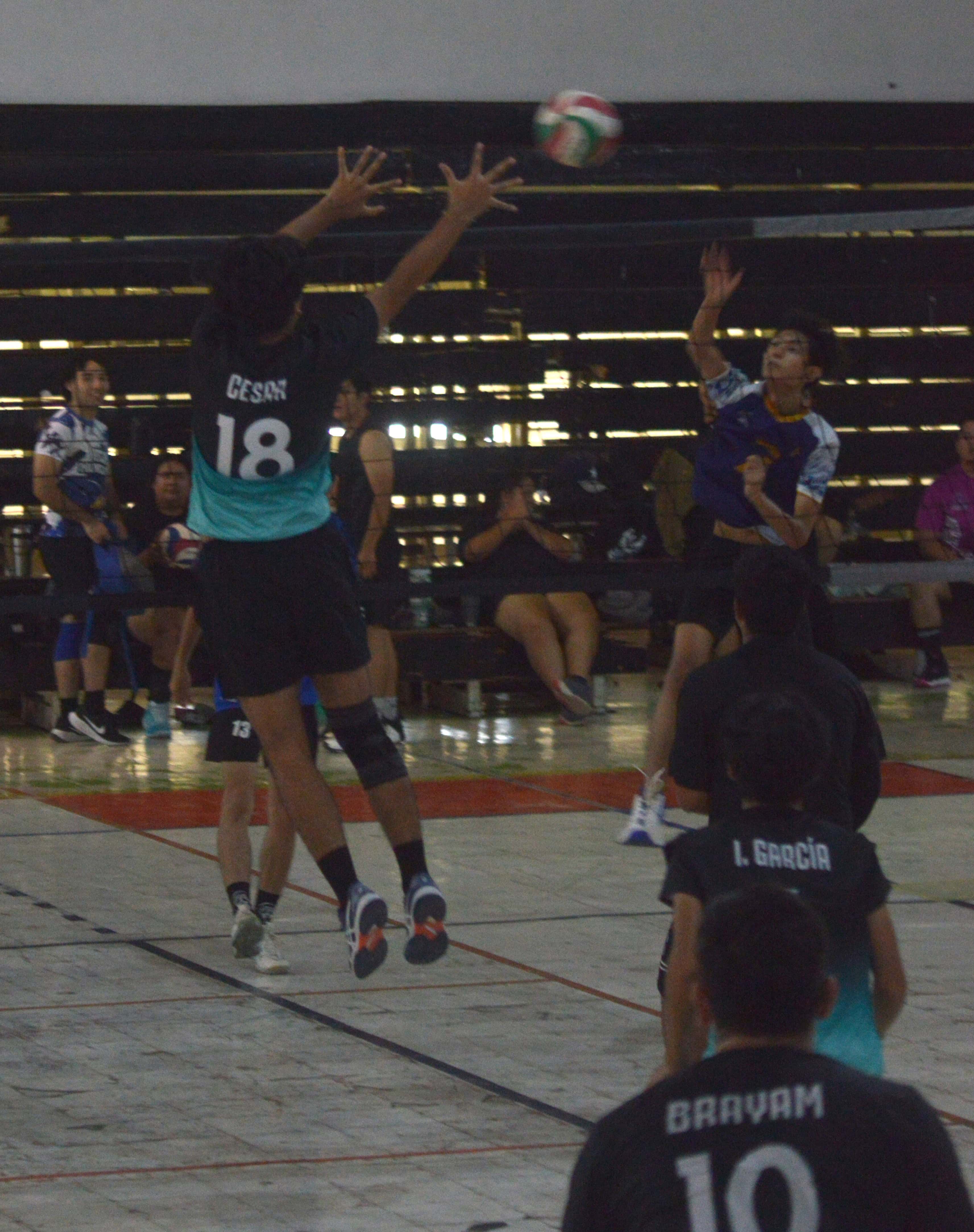 Jaguares se imponen a Cuervos en la Liga de Voleibol Rangelitos