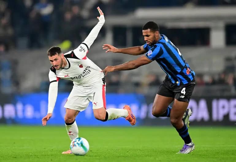 Santiago Giménez abandona por lesión en empate del AC Milan