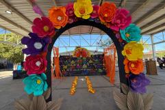 Alcalde Oscar Ríos Ramírez presencia exposición de altares en escuela primaria