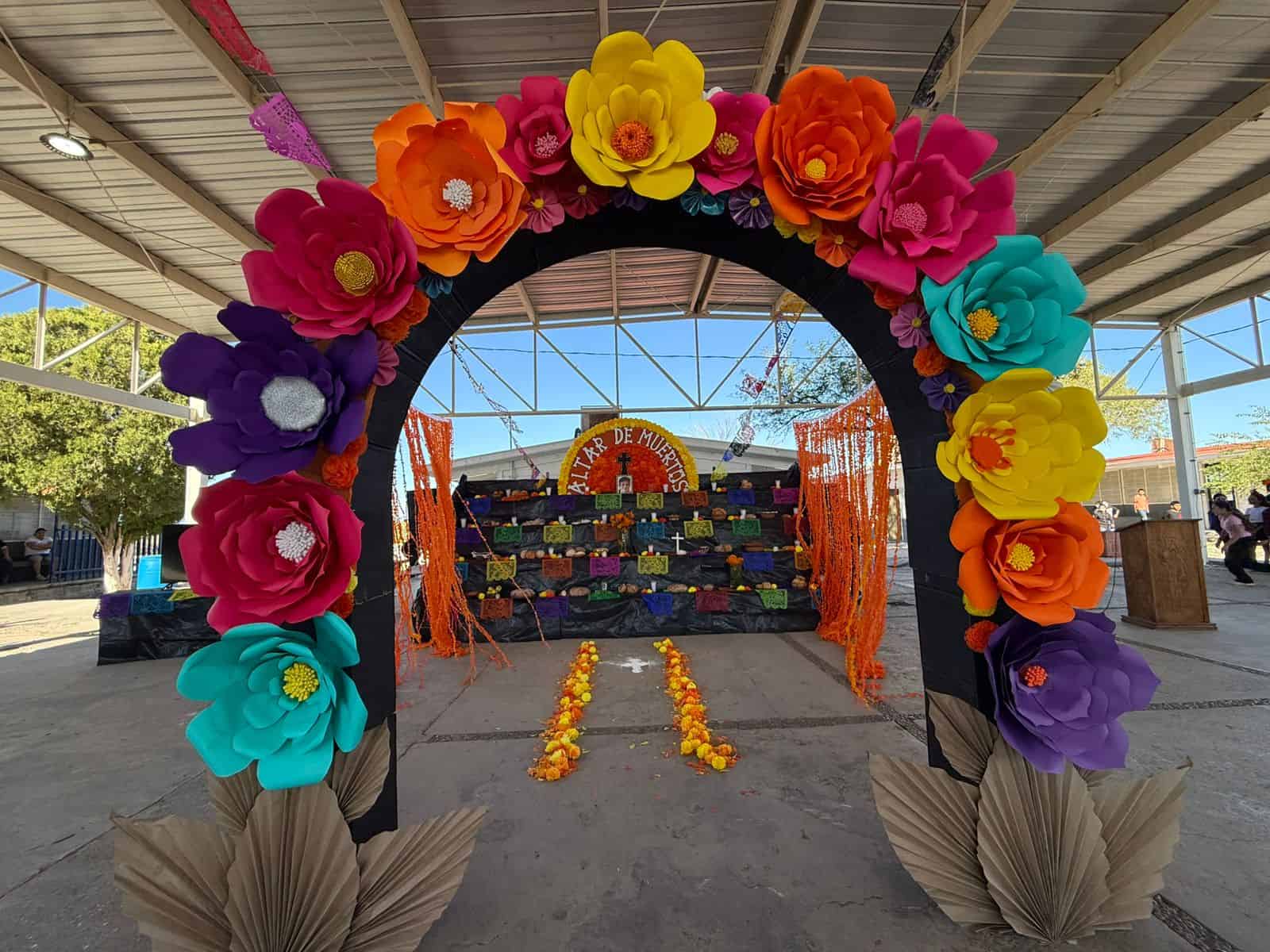 Alcalde Oscar Ríos Ramírez presencia exposición de altares en escuela primaria