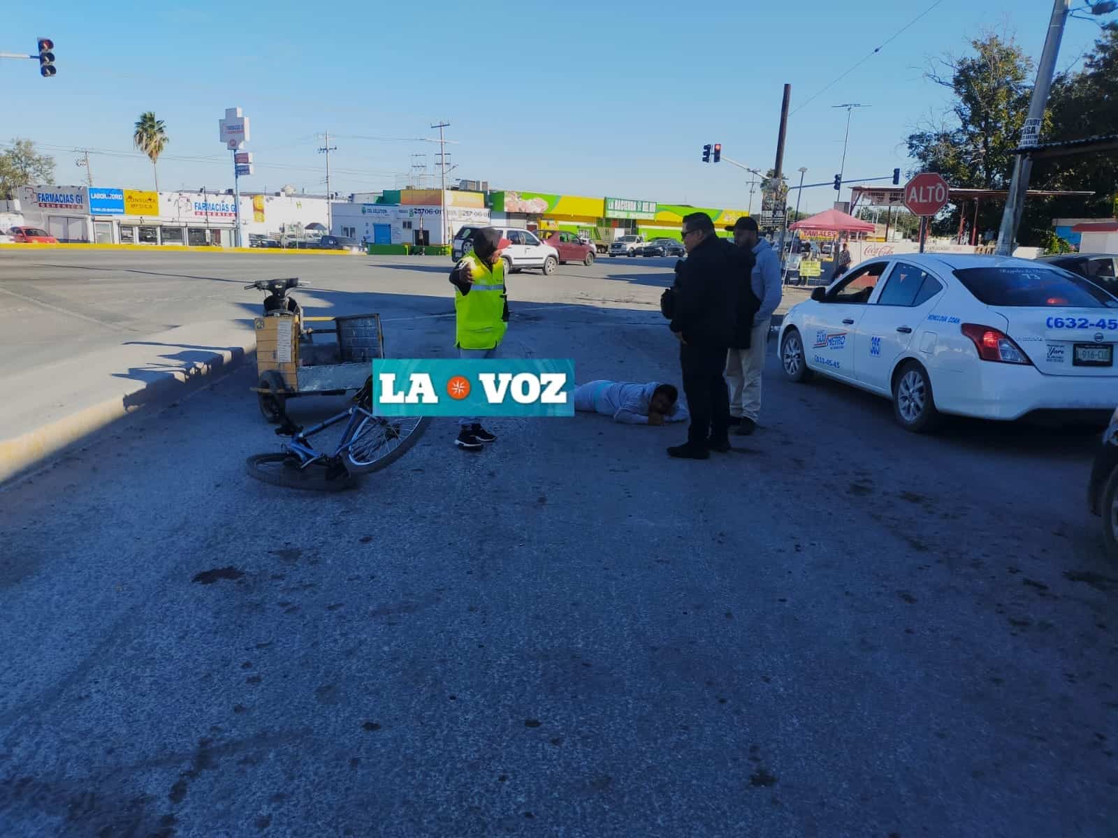 Se lleva de  ´corbata´ a ciclista ¡Con motocicleta!