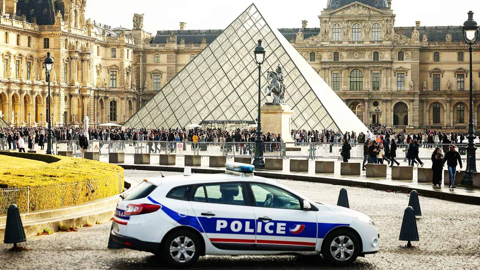 Cae OTRO GRUPO de sospechosos por el robo millonario en el Museo del Louvre