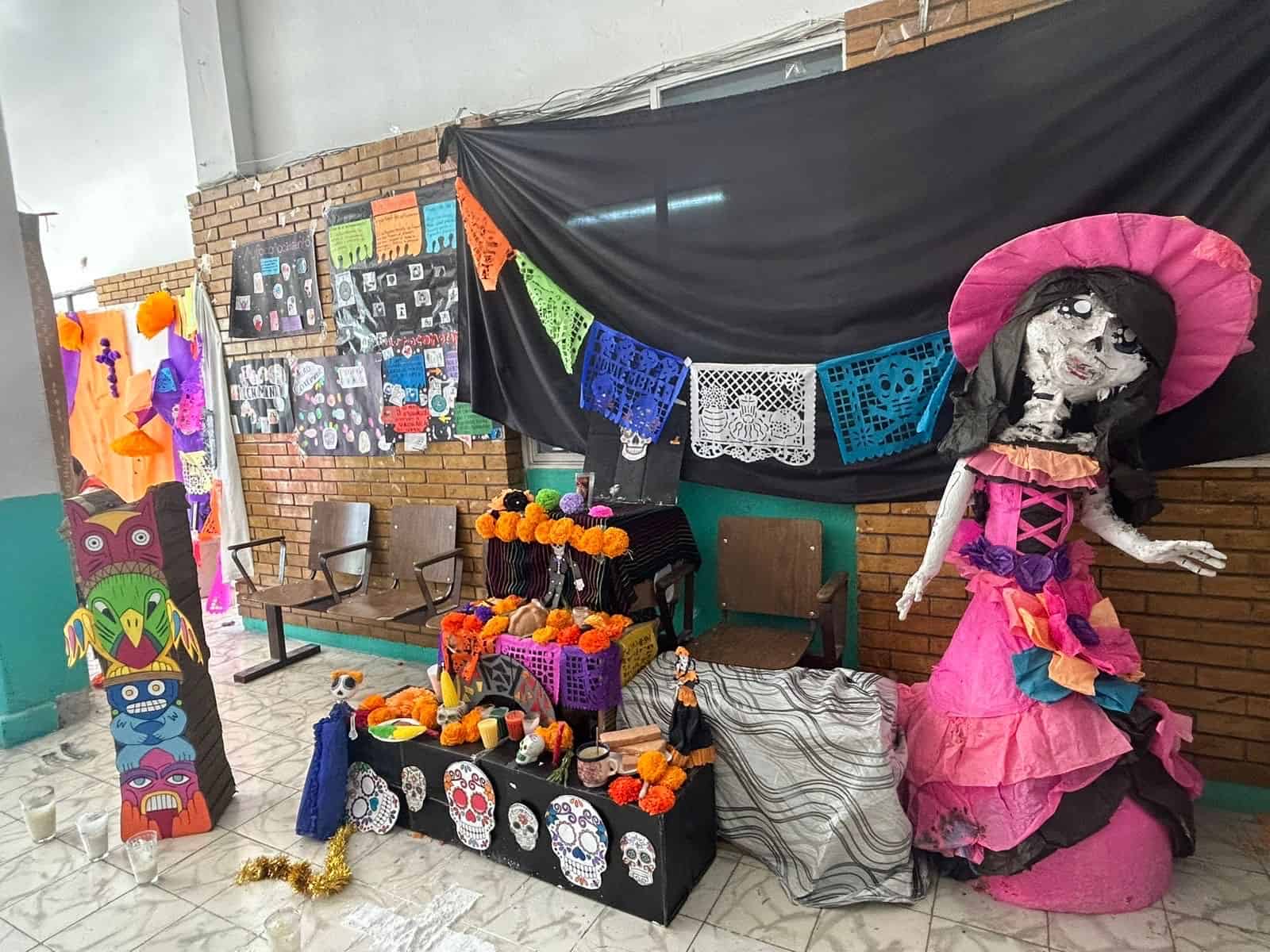 Estudiantes de secundaria recrean altares de muertos inspirados en culturas indígenas