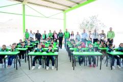 Alcaldesa Yesica Sifuentes Zamora entrega mobiliario educativo en Castaños