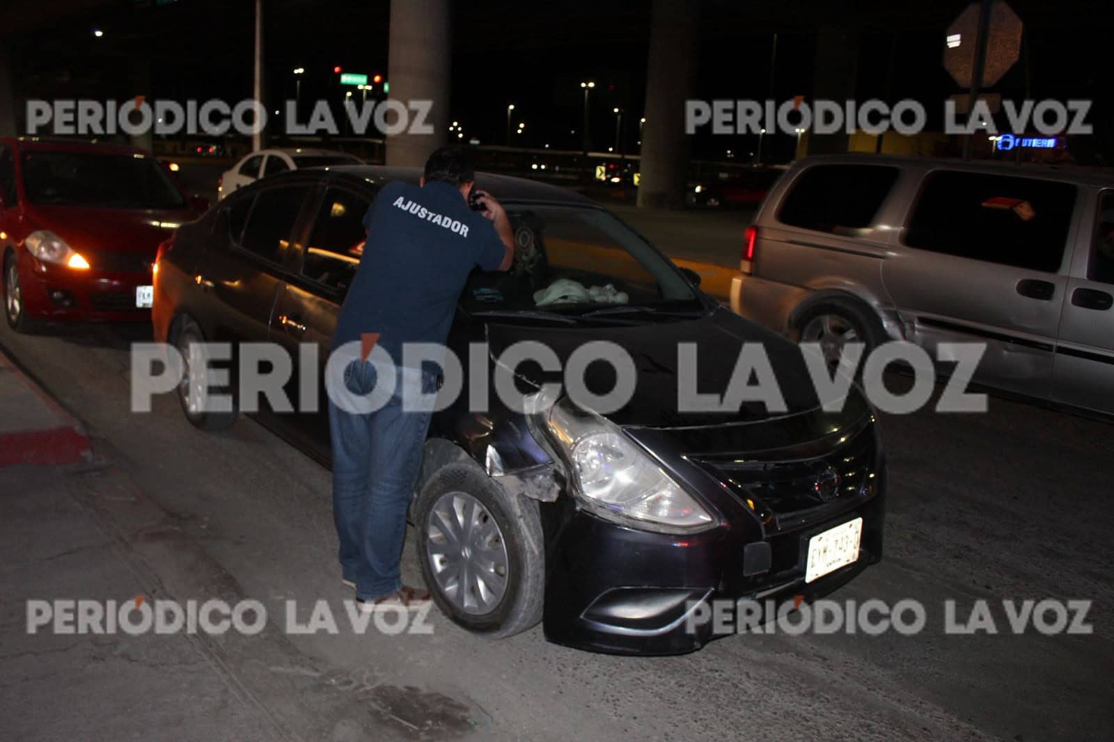 Tráiler impacta automóvil en cruce de Monclova