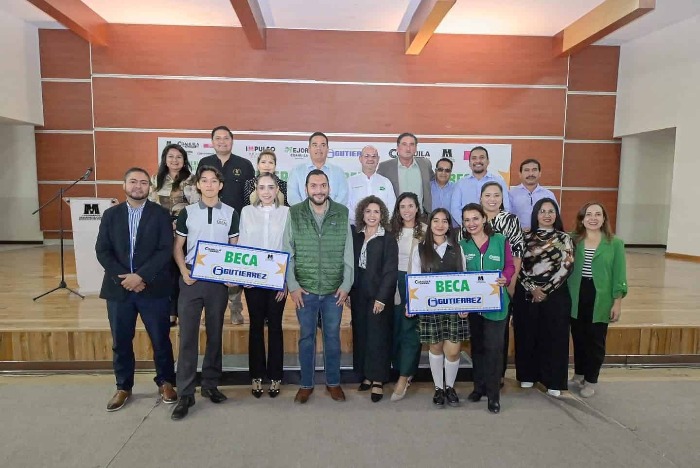 Carlos Villarreal entrega 400 becas a estudiantes de Monclova