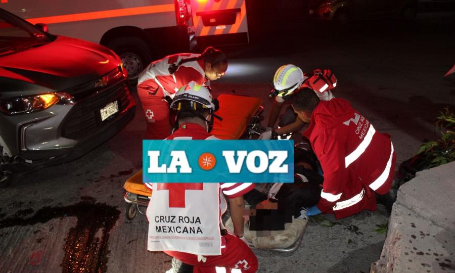 Adolescente estampa moto en camioneta