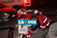 Adolescente estampa  moto en camioneta por ir por el acotamiento