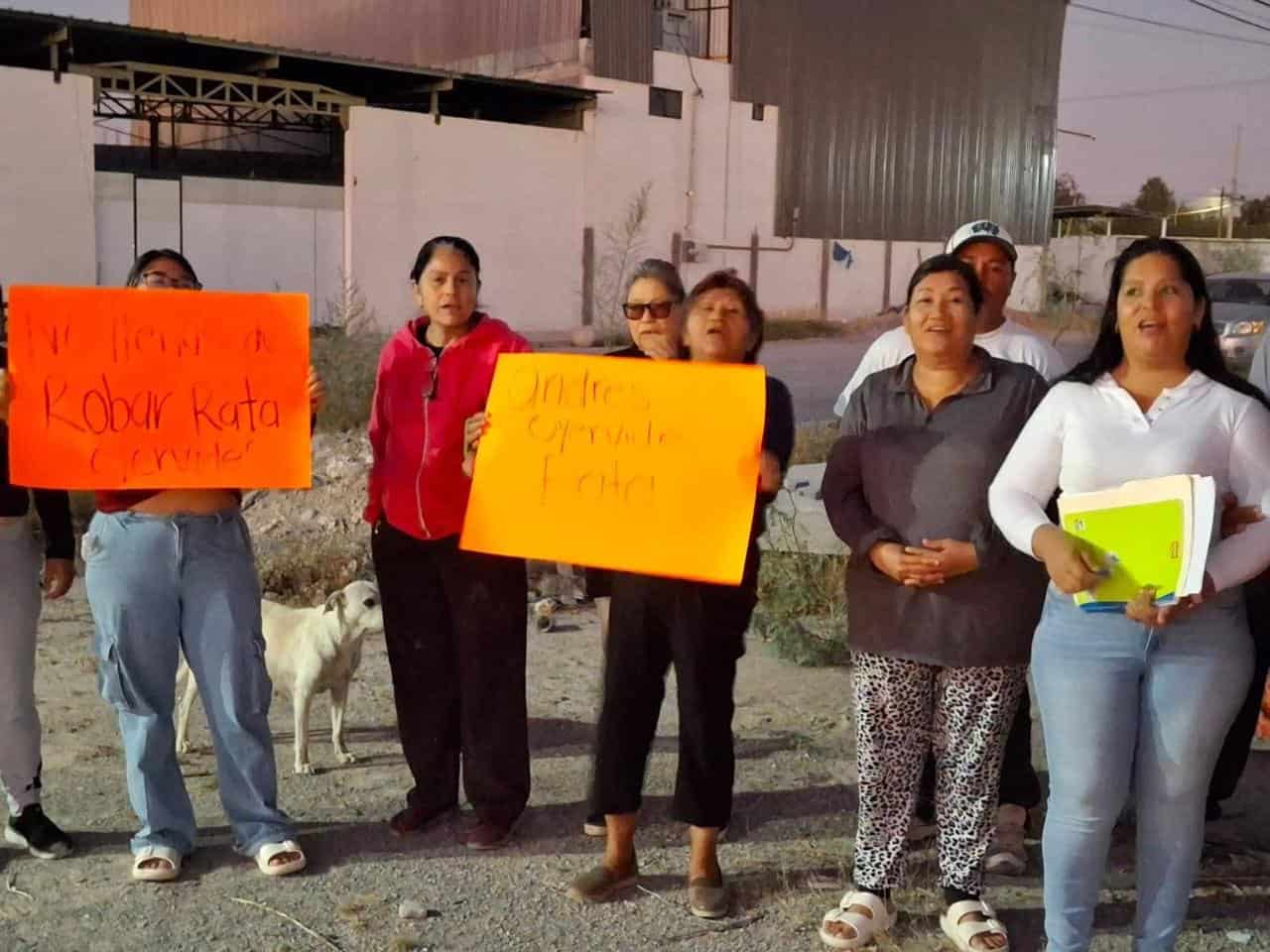 Vecinos de Frontera se manifiestan contra empresario por demolición de casas y bardas