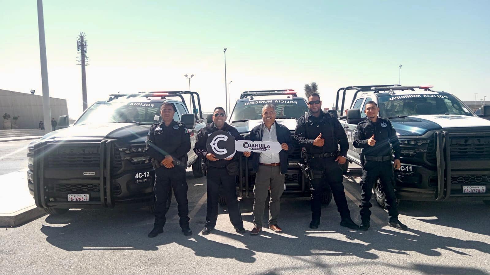 Gobernador entrega patrullas al Alcalde de Cuatro Ciénegas