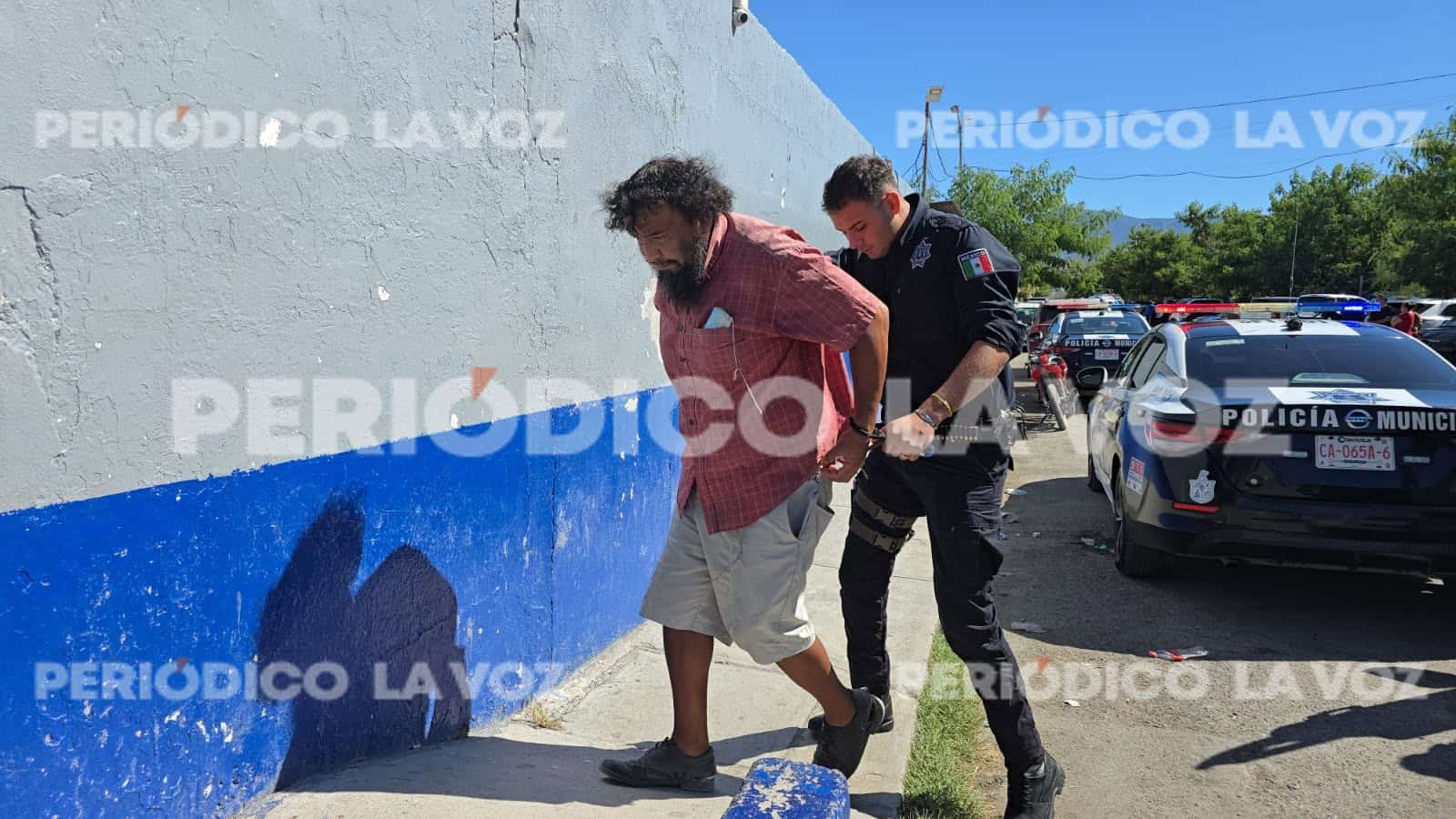 Policía Municipal interviene con individuo desorientado cerca de escuela
