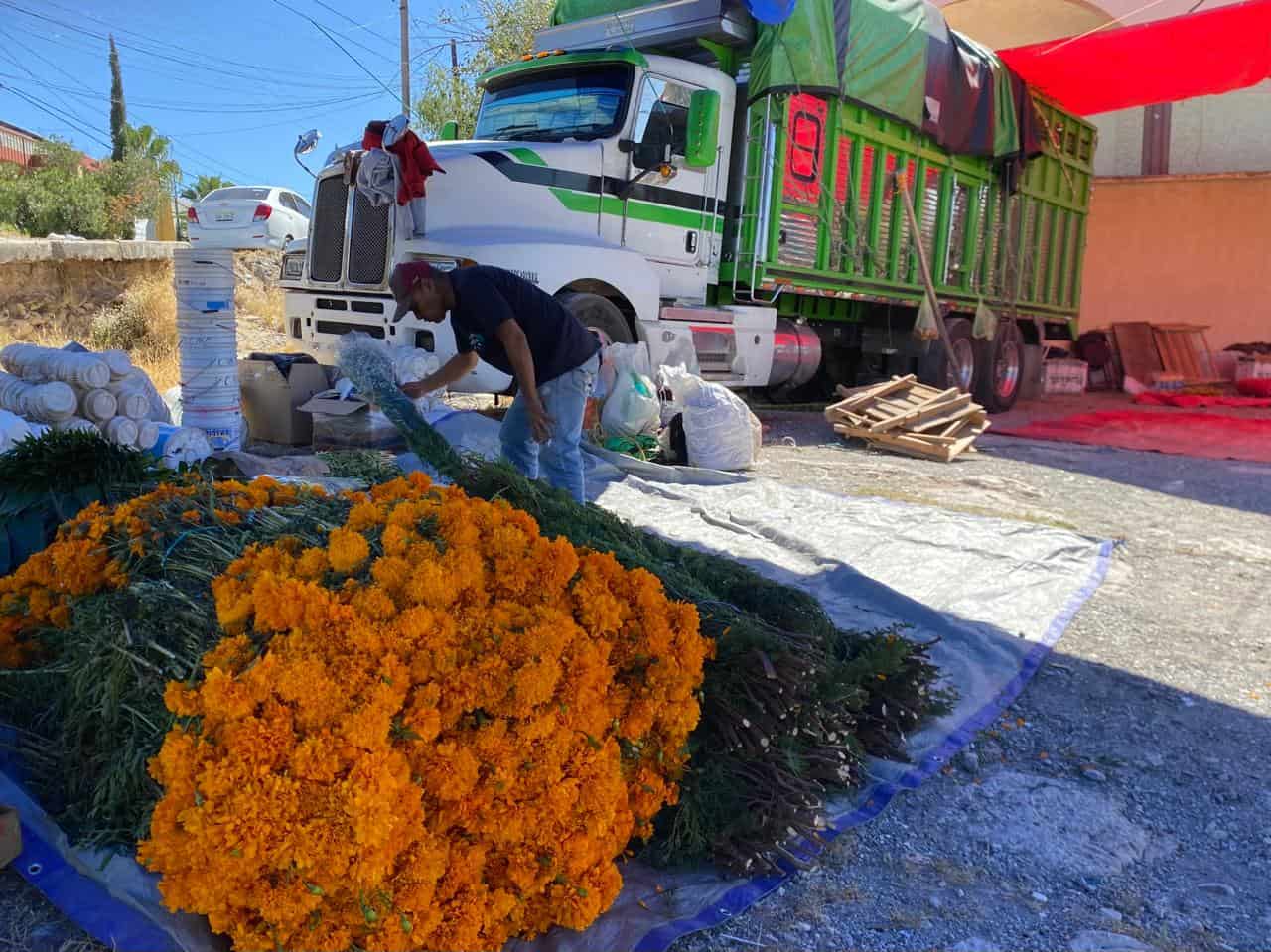 Vendedores de flor llegan a Monclova tras impacto de las inundaciones