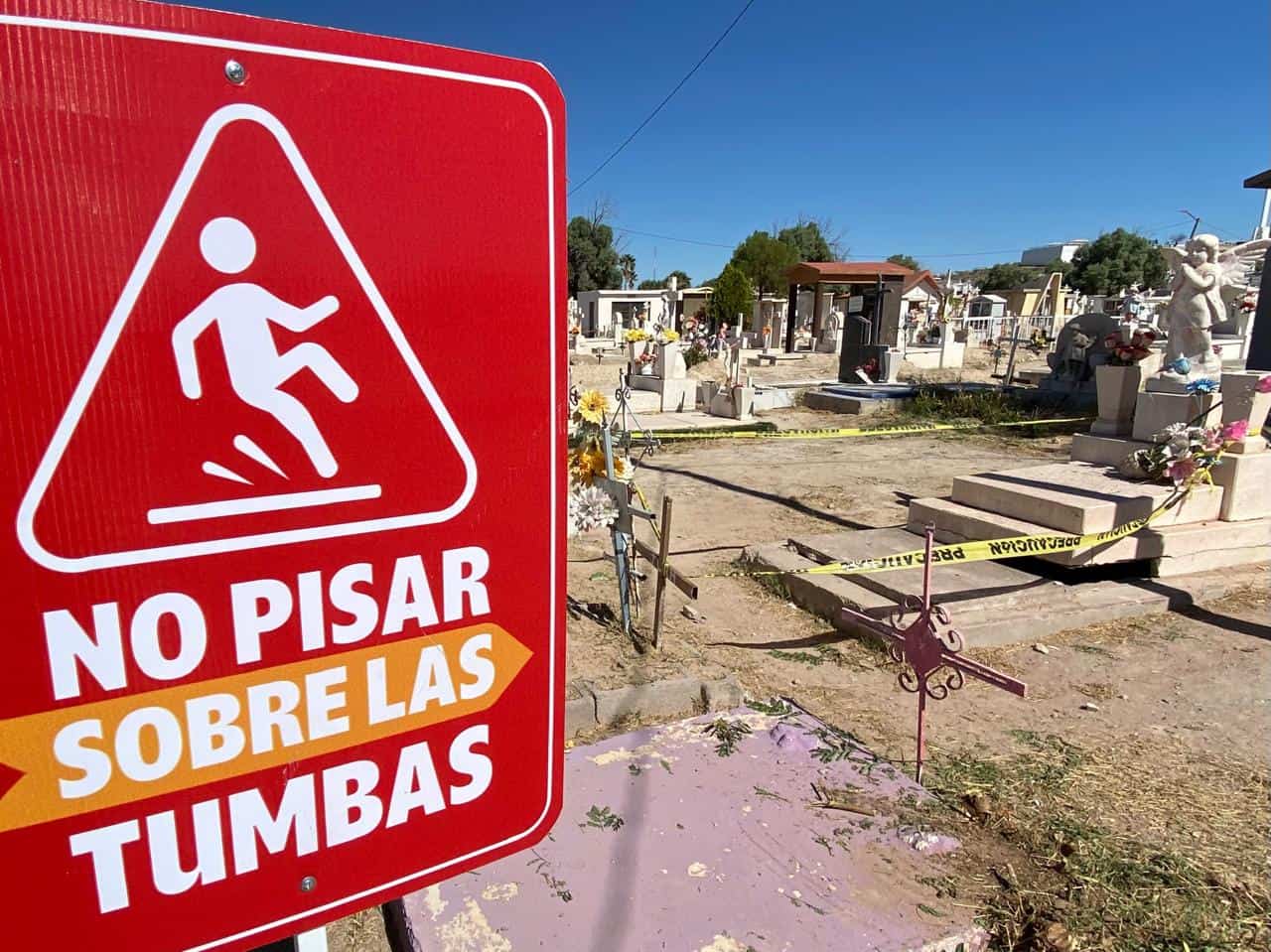 Panteones municipales señalizan tumbas peligrosas