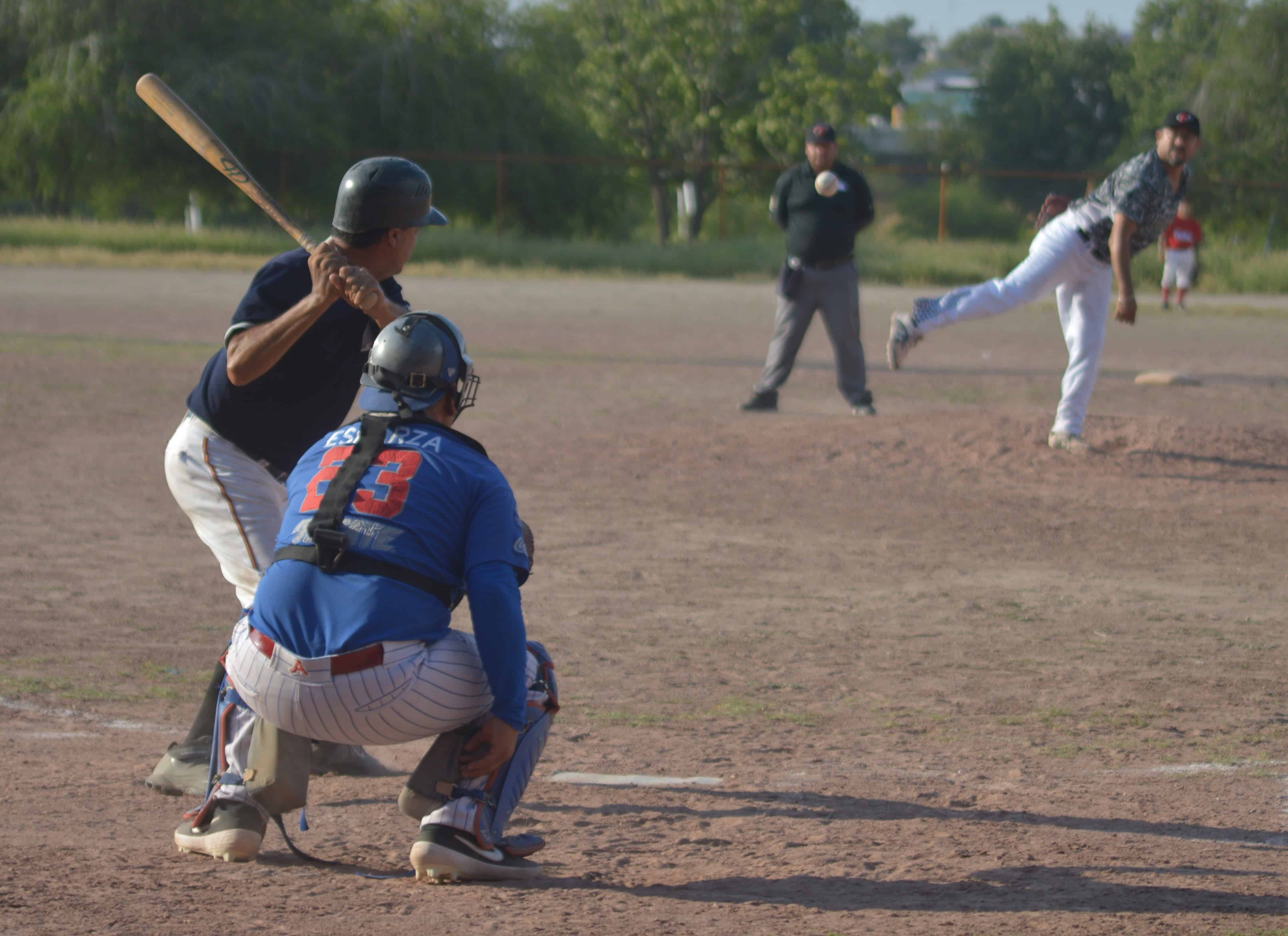 Estrellas triunfan sobre Indios en la Liga de Béisbol de jugadores de 40 años