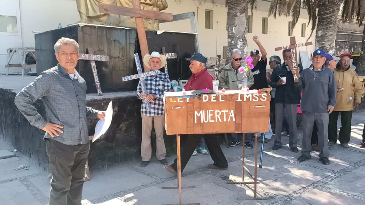 Pensionados exigen justicia por pensiones dignas en el IMSS
