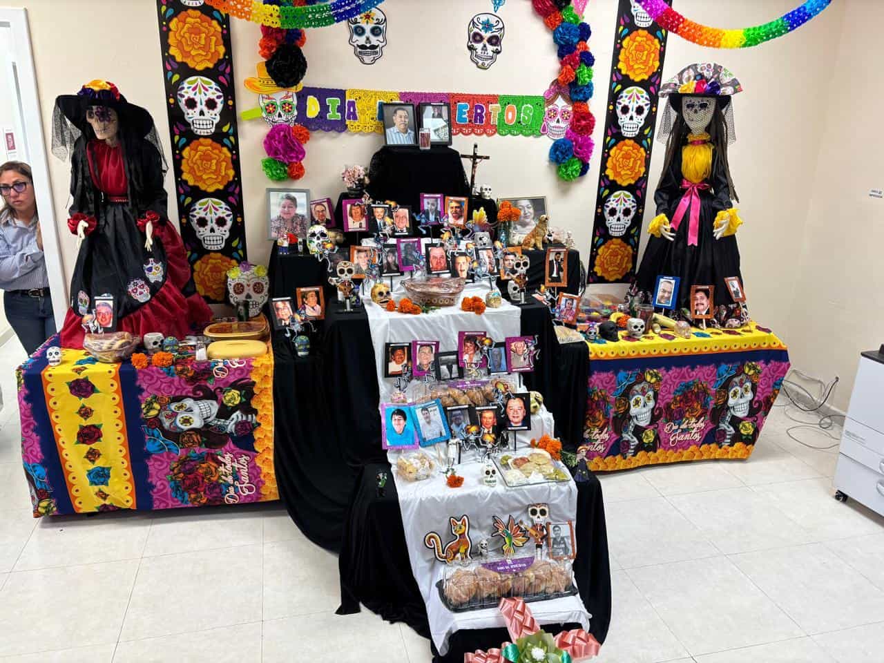 Homenaje con ofrenda tradicional en memoria de colaboradores del Hospital General