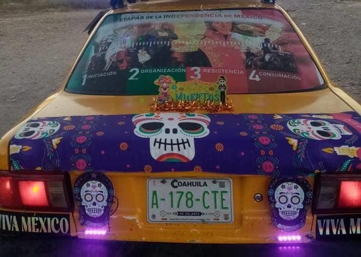 Renotaxi se convierte en ofrenda móvil para Día de Muertos