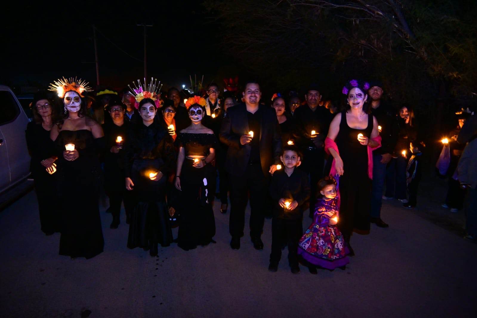 Familias honran a sus difuntos en Panteón El Refugio