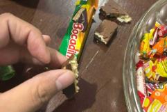 Encuentra aguja incrustada en chocolate durante Halloween