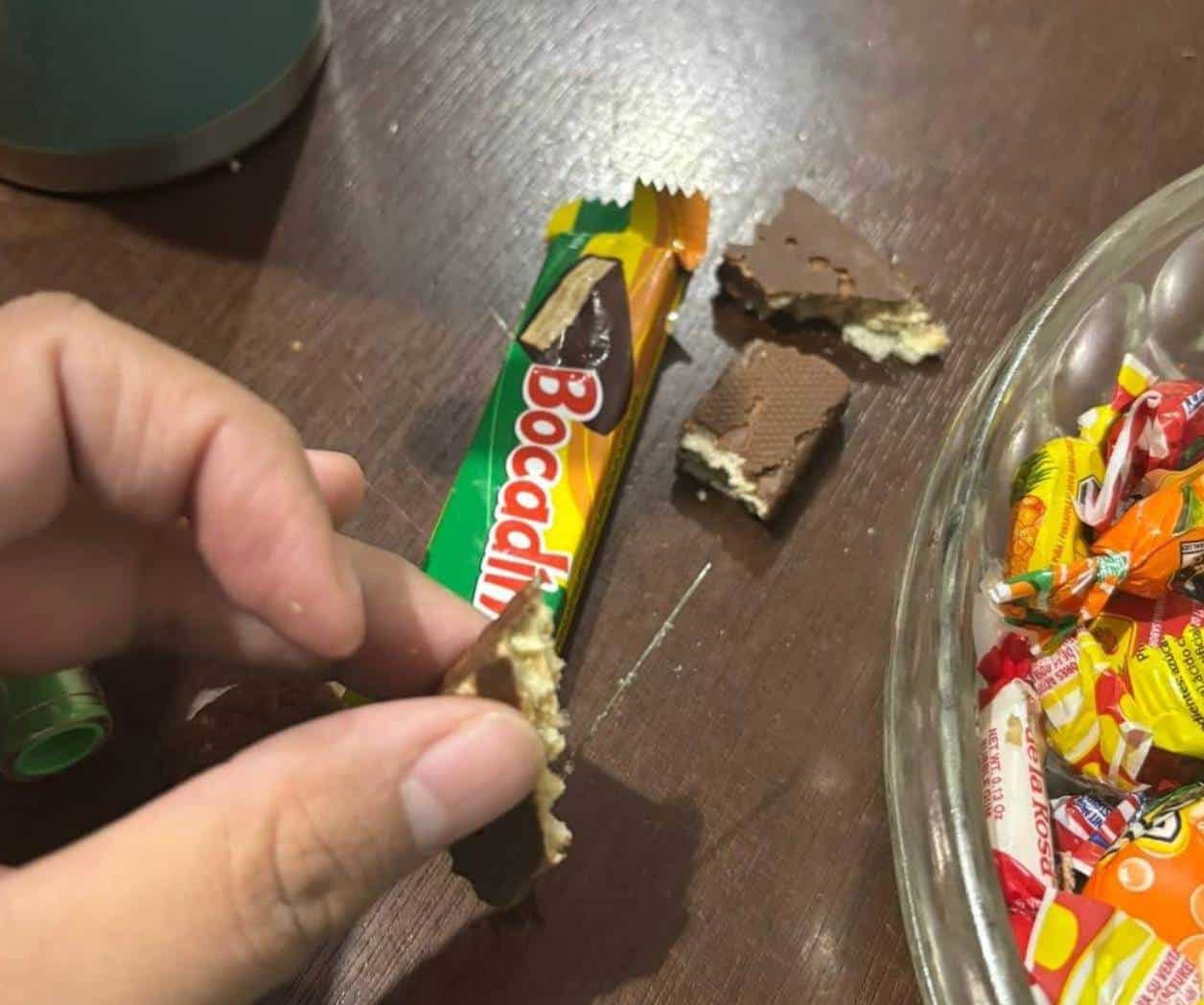 Encuentra aguja incrustada en chocolate durante Halloween