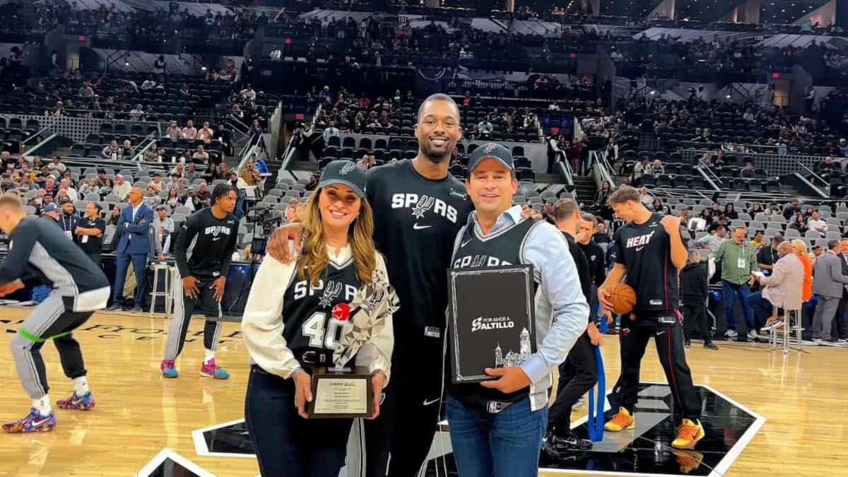 Harrison Barnes recibe reconocimiento de San Antonio Spurs en Saltillo