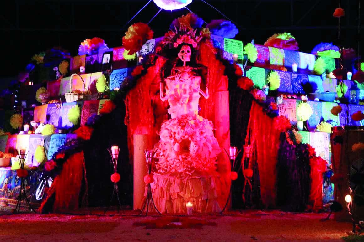 Escuela Secundaria honra la memoria con exhibición de altar de muertos