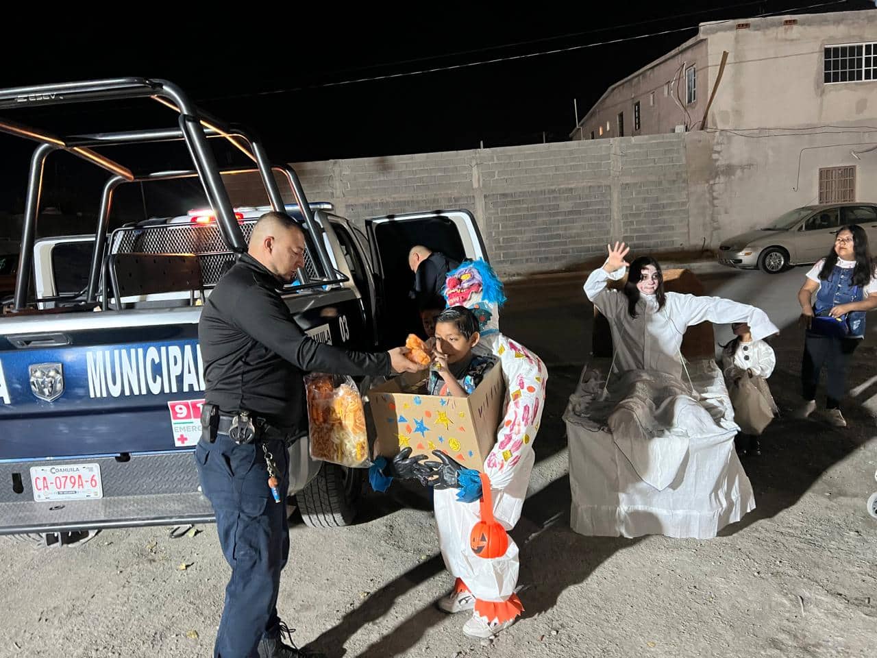 Agentes de Policía Preventiva sorprenden en San Buenaventura con celebración de Halloween