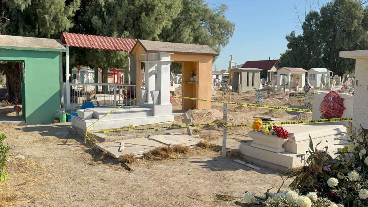 Irrespeto a tumbas en Panteón Guadalupe causa accidentes