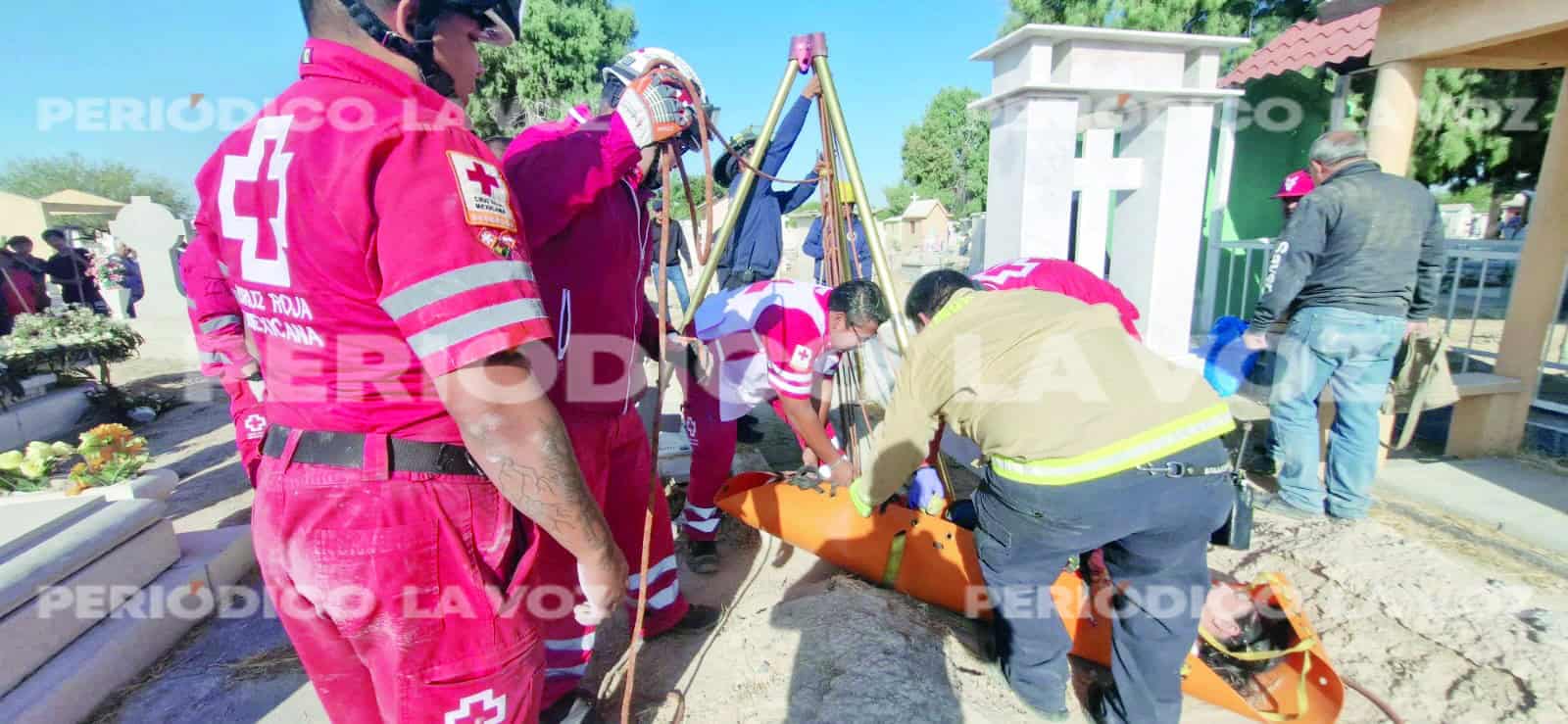 Rápido rescate tras caída en tumba del Panteón Guadalupe