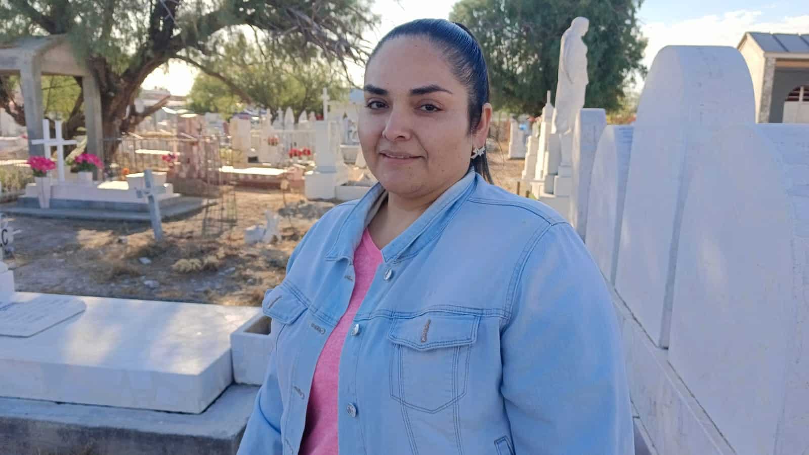 Citlaly de Luna López prepara el panteón San Fernando para el Día de Muertos en Sabinas