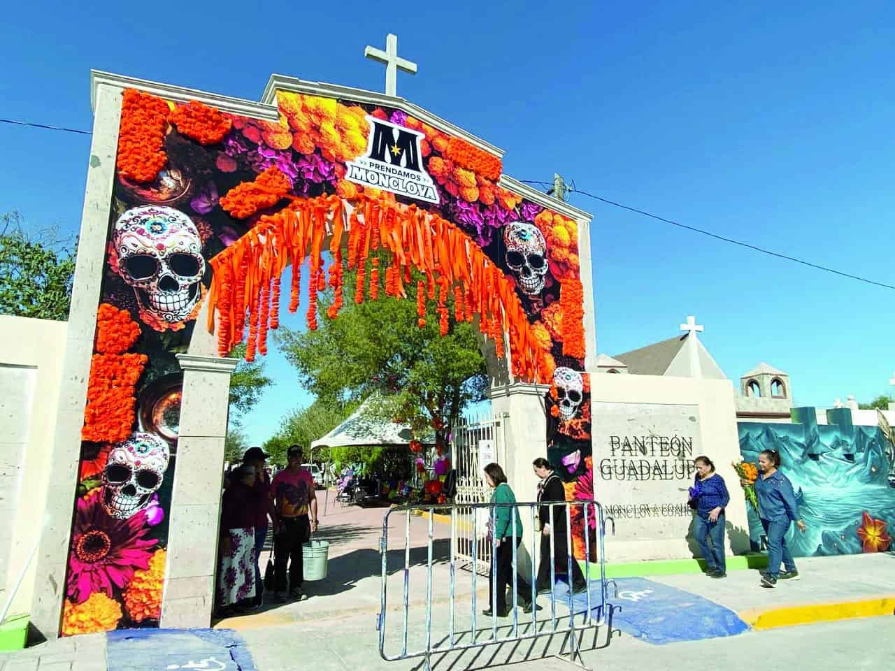 Familias conmemoran el Día de Todos los Santos en panteones municipales de Coahuila