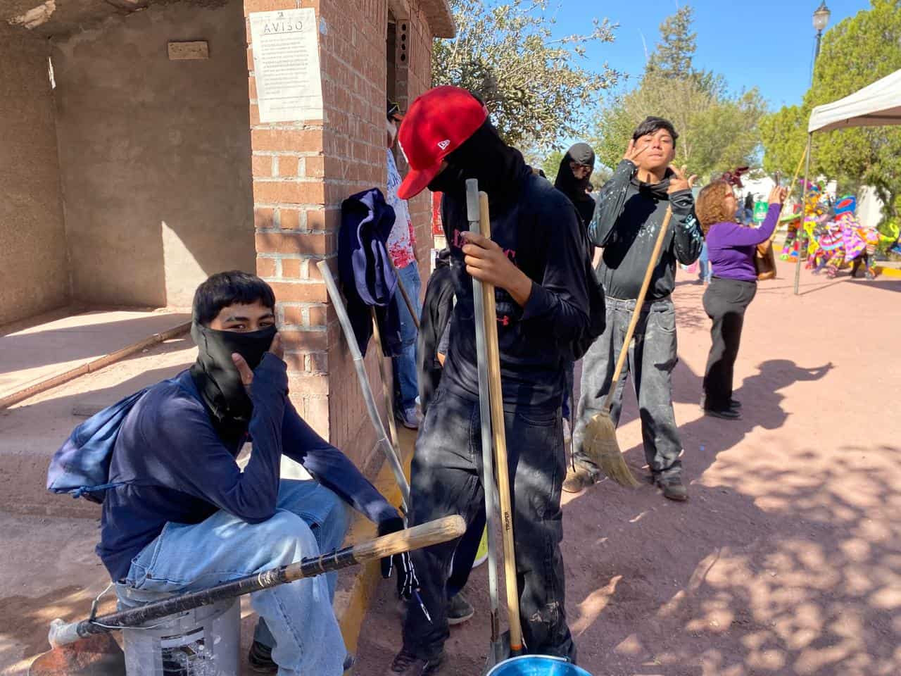 Jóvenes limpiadores de tumbas enfrentan menor demanda este año