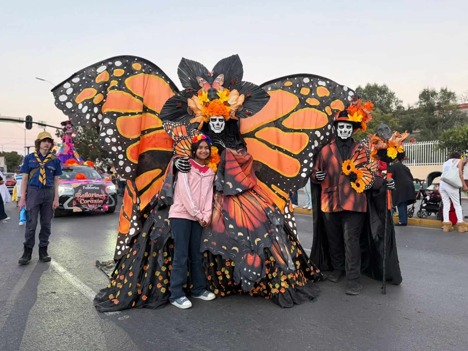 Catrinas y catrines llenan las calles de Saltillo en el Desfile Xantolum