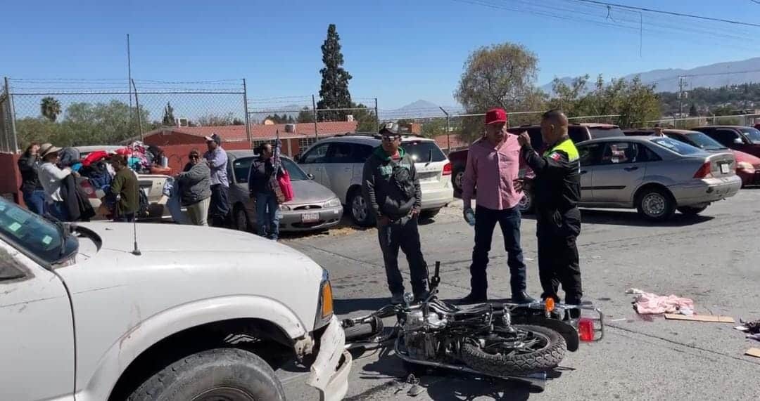 Lesiona pierna a motociclista tras embestirlo