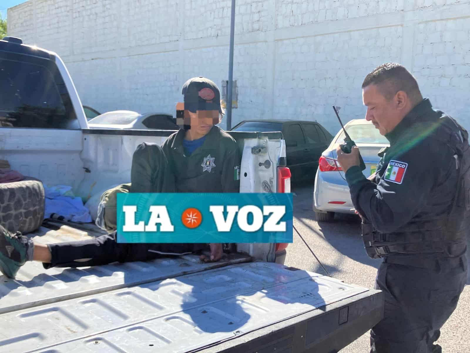 Detienen a "policía" juvenil que decía haber heredado el uniforme de su abuela