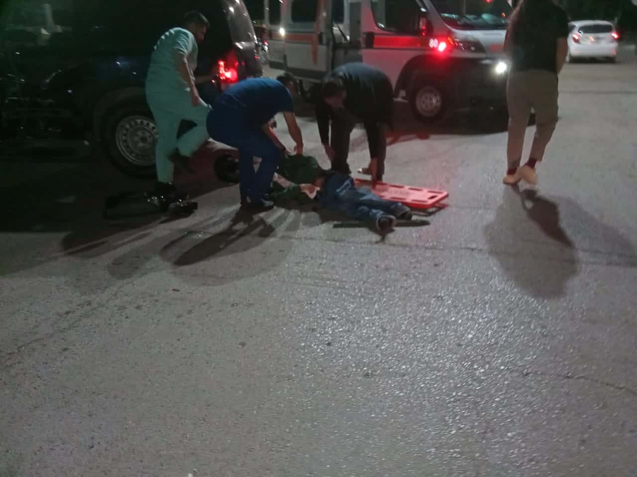 Grave accidente vial deja a motociclista adolescente con lesiones graves