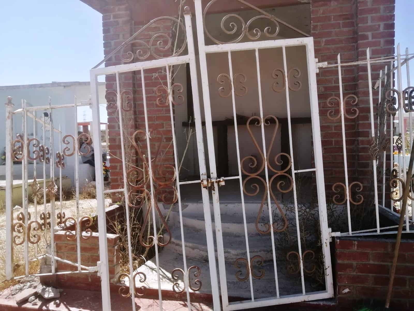 Denuncian robo y vandalización de tumba en Ramos Arizpe