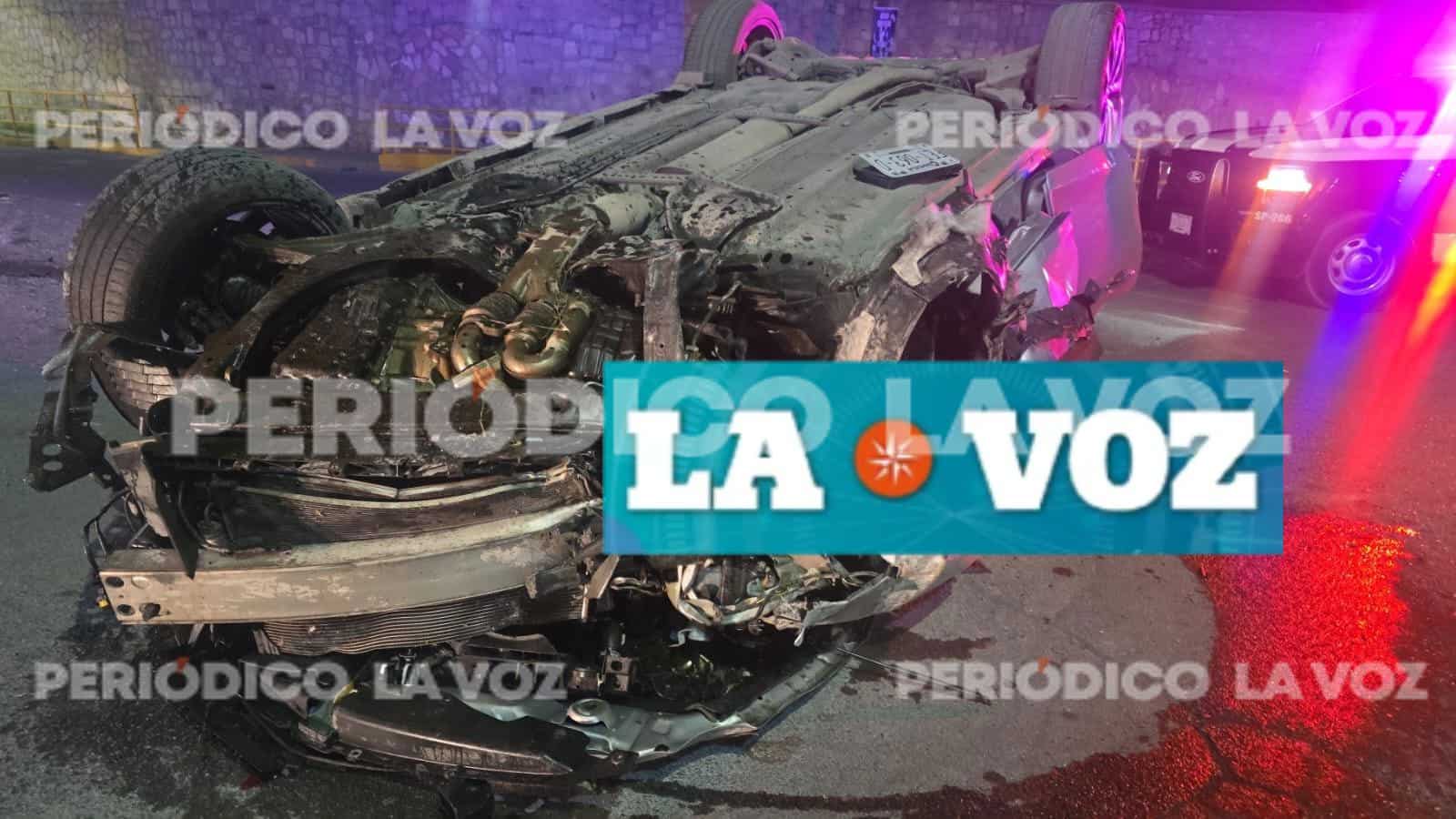 Nissan Maxima 2017 choca y vuelca en avenida Susan Lou Pape