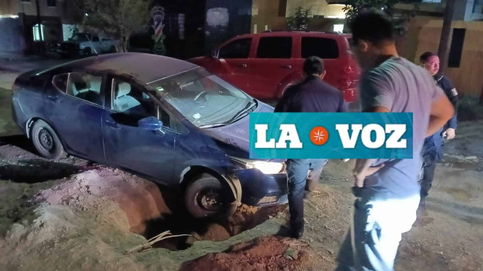 Rescatan a conductor atrapado en pozo urbano de Monclova
