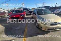 Choque en Bulevar Harold R. Pape: Daños Materiales en Colisión de Vehículos