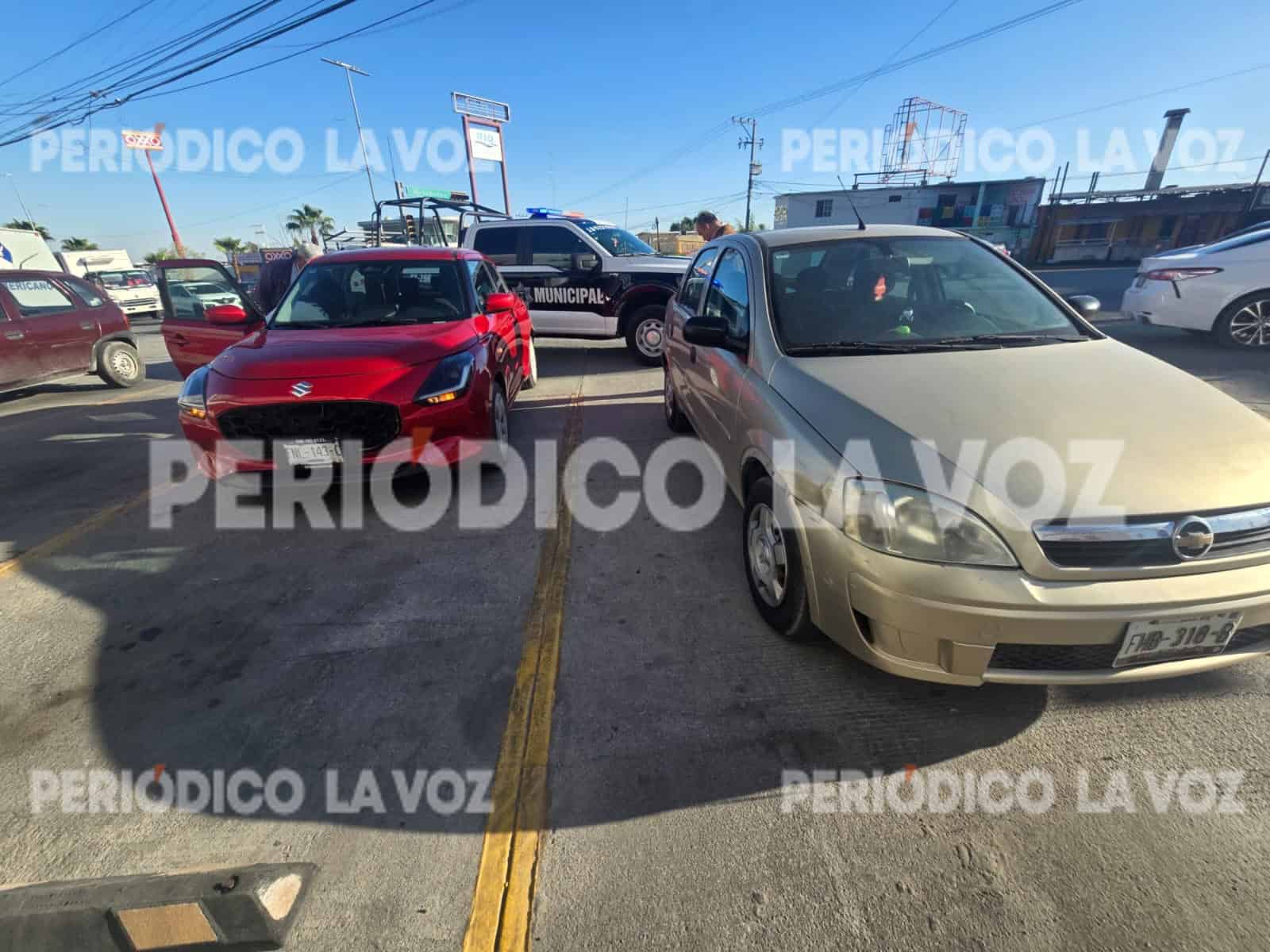 Choque en Bulevar Harold R. Pape: Daños Materiales en Colisión de Vehículos