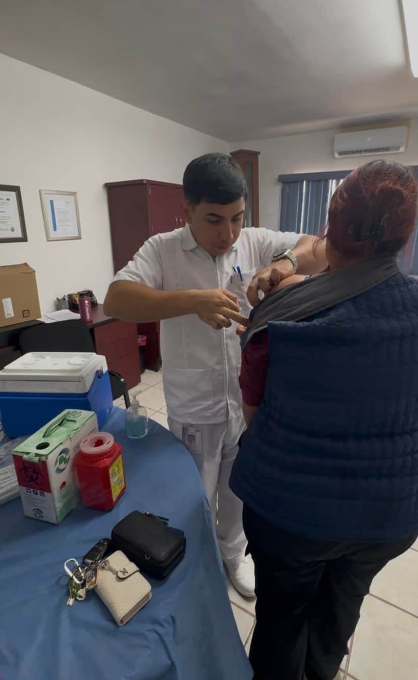 Aplicación de vacunas contra COVID-19 e Influenza en Sabinas