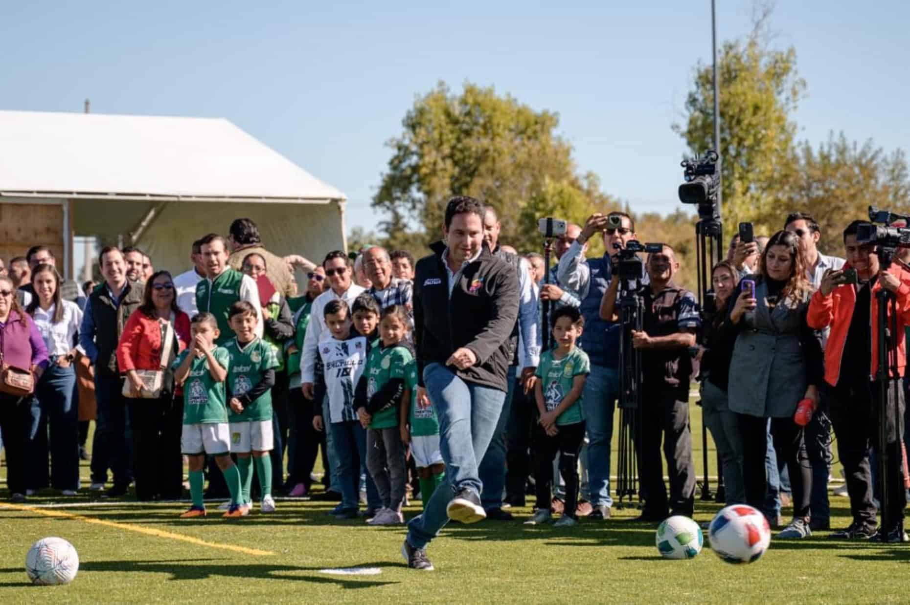 Rehabilitación de cancha de fútbol en Saltillo fortalece infraestructura deportiva