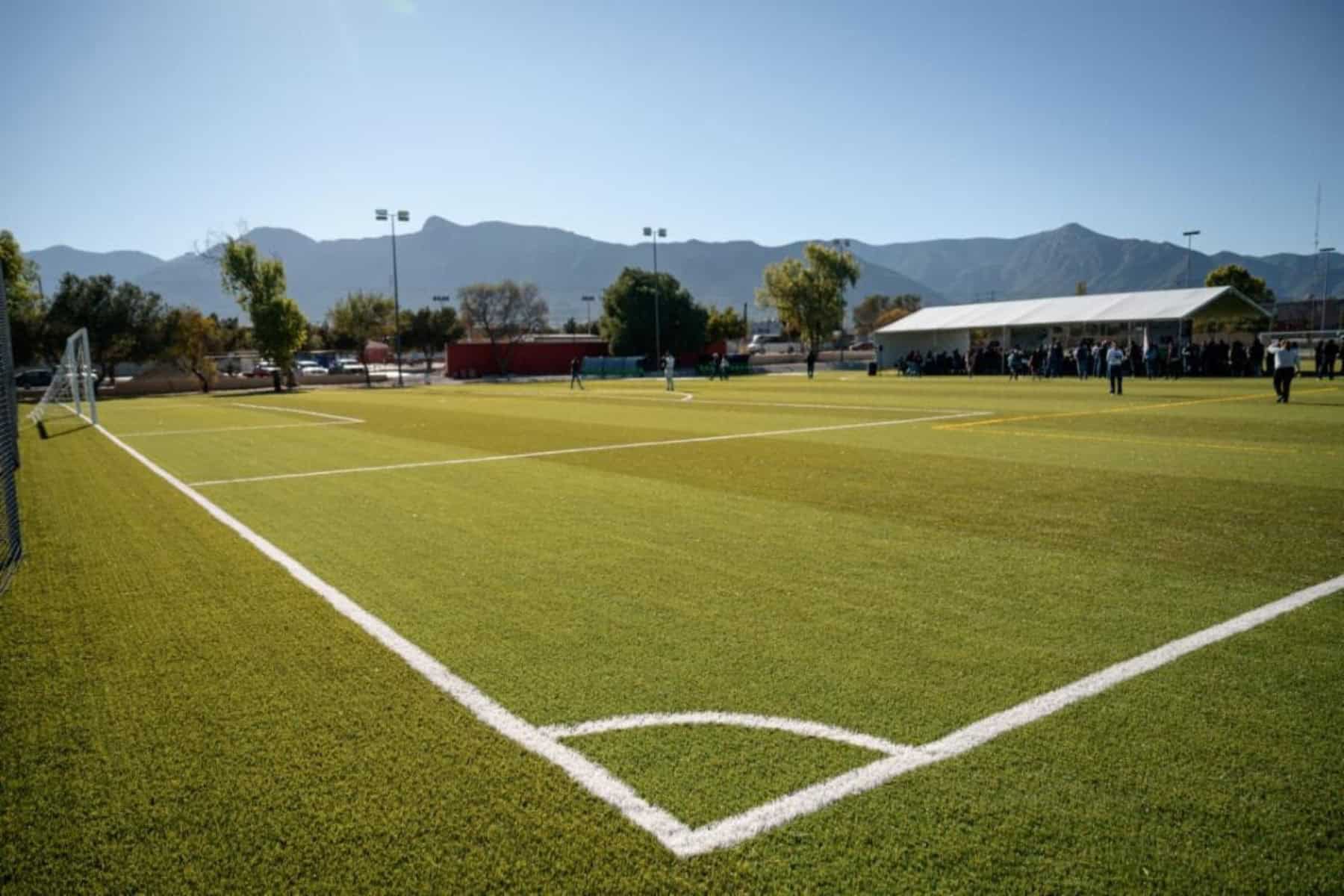 Rehabilitación de cancha de fútbol en Saltillo fortalece infraestructura deportiva