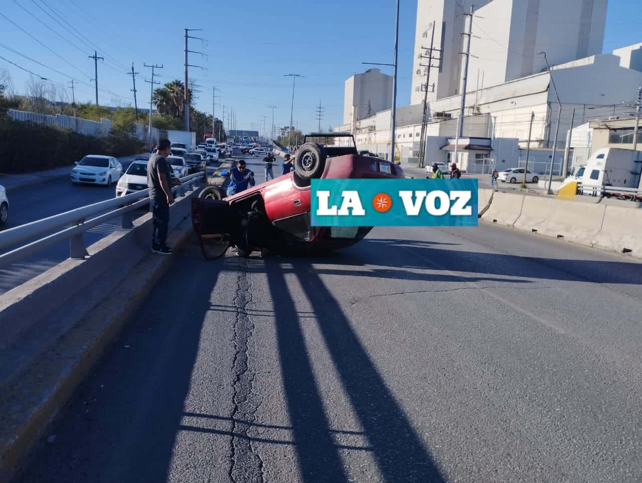 Vuelca conductora en puente de la Industrial